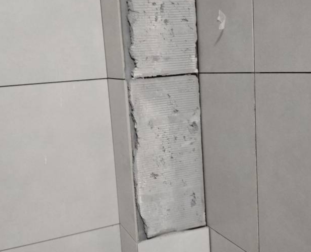 阳江市瓷砖空鼓维修公司分享下瓷砖施工前基层浇水润湿程度不足，可能导致以下问题